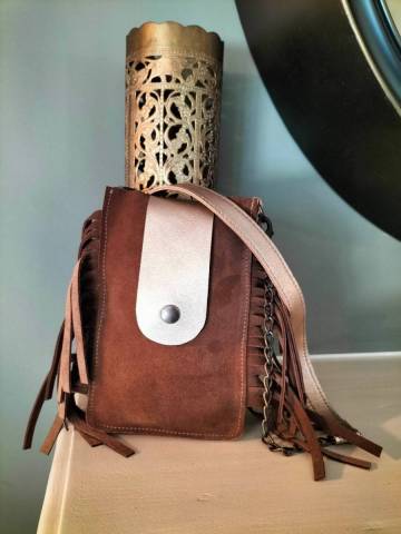 Pochette portable  franges en croute de cuir camel et or 